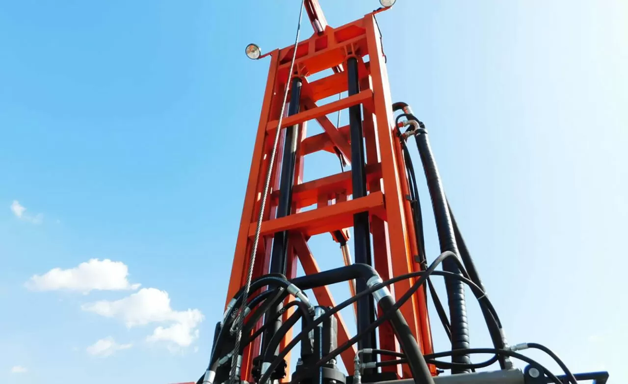 https://burenie-skvazhin.com.ua/wp-content/uploads/2023/08/2-udarno-kanatnoe-burenie-1280x783.jpg